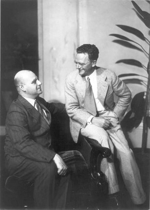 Regisseur Josef Gielen (rechts) und Bruno Frank anläßlich der Uraufführung von dessen Komödie "Nina", Staatsschauspiel Dresden 03.09.1931. Fotografie (Negativabzug auf Papier) von Ursula Richter