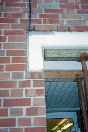 Eckhorst: Gymnasium Eckhorst: Bauschaden an Betonsturz über Eingang: Teilansicht: Stützstreben: 28. Juni 2001
