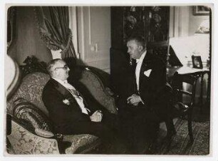 Dinner in der französischen Botschaft in Washington D.C. zu Ehren des Besuchs von Pierre Laval. links auf dem Sofa: Paul Claudel, rechts. Mr. Murray