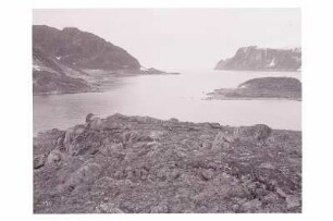 Norwegen/Spitzbergen. Blick von einem felsigen Ufer über die Smerenbergbucht