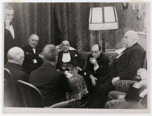 Nachtsitzung der deutschen und französischen Minister während der 2. Haager Konferenz, Den Haag. von links: N.N. (stehend), Paul Moldenhauer, Louis Loucheur, Carl Joseph Melchior (Rückenansicht), André Tardieu, Julius Curtius, Henri Chéron