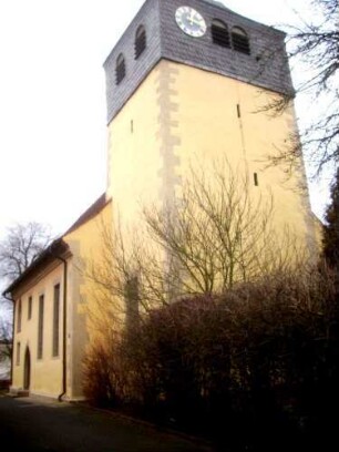 Ansicht von Südosten über Kirchturm (im Kern spätromanisch-frühgotisch) - Grundriß querrechteckig - Schlitzscharten in den Mittelgeschossen