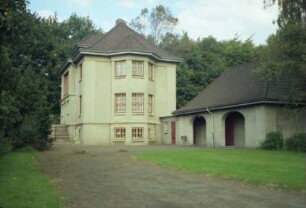 An den Stücken 53: Villa der ehemaligen Meierei: Seitenfassade mit gewölbtem Mittelrisalit: links Eingangsfront mit Freitreppe: rechts Anbau Remise