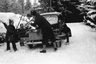 Brasov, Poiana: Skier und Rodel werden am Auto festgemacht