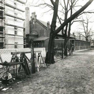 Cottbus, Lutherstraße. Turnhalle der Realschule (1886), Blick vom Schulhof