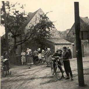 Aufstellen des Maibaumes in Halbendorf : Ort: Brězowka / Halbendorf. Aufstellen des Maibaumes