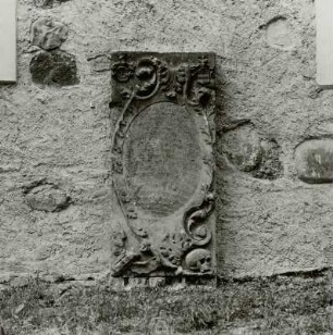 Grabstein eines Unbekannten : Hornow (Ortsteil der Stadt Spremberg). Grabstein eines Unbekannten. Dorfkirche St. Martin (13./14. Jahrhundert bis 1902)