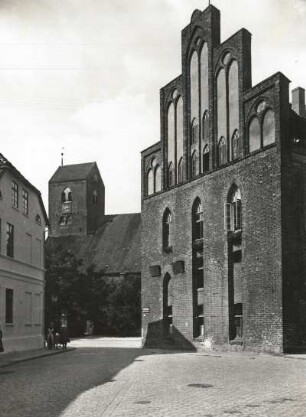 Parchim, Rathaus : Parchim. Rathaus (Staffelgiebel) und St.-Georgen-Pfarrkirche der Altstadt