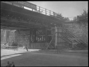 Bahnbrücke über Straße, Baustelle