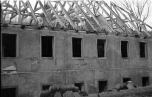 Ruine eines ländlichen Wohnhauses. Teilansicht mit offenem Dachstuhl (vielleicht bei Chemnitz-Ebersdorf)