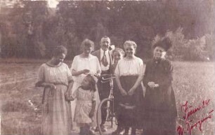 Gruppenbild der Familie Savelkouls auf einem Familienausflug