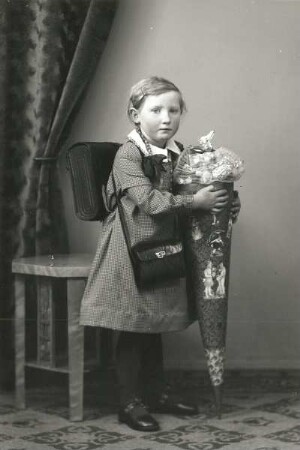 Schulanfängerin Gertrud Grassel. Aufnahme Roßwein, 1935