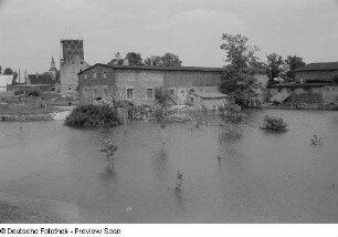 Laußig-Gruna. Blick über vom Druckwasser der Mulde überschwemmtes Gebiet gegen den Ort mit Wendenturm