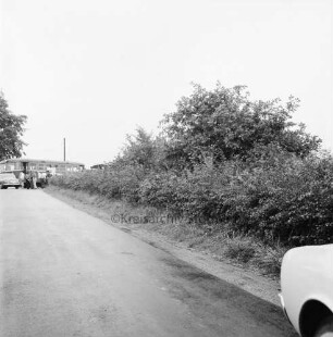 Bahnunfall: Eisenbahnstrecke der Elmshorn-Barmstedt-Oldesloe-Eisenbahn (EBOE): Bahnübergang Rümpeler Weg: Kollision eines Triebwagens mit einem Pkw: vorn links Straße: rechts Hecke: hinten links beschädigter Mercedes: dahinter Triebwagen und Andreaskreuz: davor Zuschauer