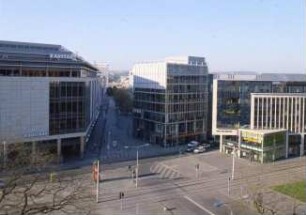 Dresden-Altstadt. Prager Straße mit Warenhaus "Karstadt" (1992-1995; Rhode-Kellermann-Wawrowski und Partner). Blick vom Büro- und Geschäftshaus Dr.-Külz-Ring/Ecke Seestraße über Dr.-Külz-Ring und Waisenhausstraße nach Süden
