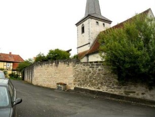 Ansicht im Norden mit Kirche über Kirchhofmauer (Wehrgang mit Brüstung und Schießscharten abgetragen)