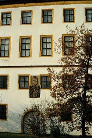 Teil der Schlossfassade mit Wappen über Holztor