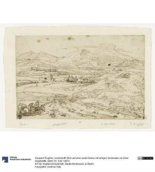 Landschaft: Blick auf eine weite Ebene mit einigen Gebäuden vor einer Hügelkette