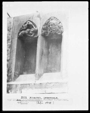 Fenster mit Reliefs vom Fischtor