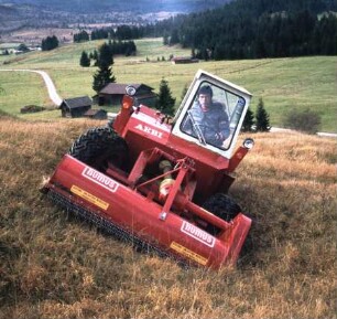 Fotografie: Umwelttechnik, Landschaftspflege, Bergtraktor, Mulchgerät, Frontanbau