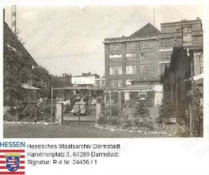 Rüsselsheim am Main, Kellereimaschinenfabrik W. Blöcher / Hofeinfriedung und Tor, 2 Aufnahmen