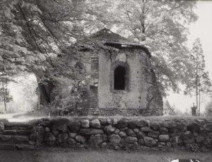 Bad Muskau-Berg. Ruine der Bergkirche (1346/1355). Ansicht des Chores mit Rest der Friedhofsmauer