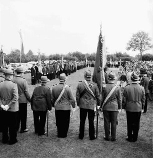 Volks- und Schützenfest: Schützenverein Klein Wesenberg und Umgebung von 1919 e.V.: Aufmarsch der Schützenvereine auf Festwiese "Wesenberger Tannen"
