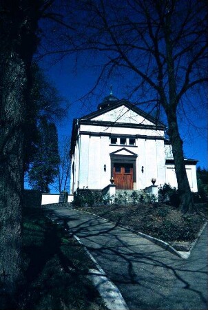 am steilen Hang stehende Friedhofskapelle