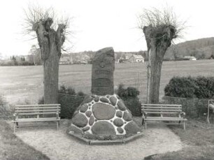 Denkmal für die Gefallenen des 1. Weltkrieges : Denkmal für die Gefallenen des 1. Weltkrieges. Granitfindling auf Feldsteinsockel (ab 1918). Obergurig-Mönchswalde, Friedhof am Mönchswalder Berg