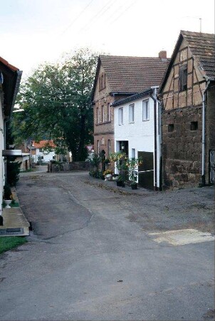 Blick entlang der alten Schmiede Richtung Kirche, Hausfassaden