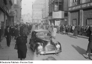 Ansicht eines parkenden BMW 340 in der Petersstraße
