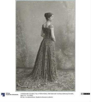 Frau in Reformkleid, Internationale Kunstausstellung Dresden