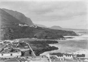 Hafen von Garachico : Die Bucht und der Hafen von Garachico von einer Anhöhe aus gesehen