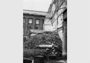 Bauschutt vor dem zerstörten Neuen Museum