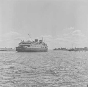 FF66 : Ostsee bei Warnemünde. Fährschiff "Dronning Ingrid"