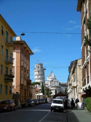 Pisa: Straßenansicht mit Blick zu Dom und Schiefem Turm