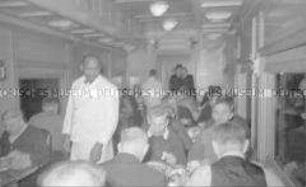 Selbstversenkung des Hochseepassagierdampfers "Columbus" am 19. Dezember 1939, Überführung von Besatzungsangehörigen vom Internierungslager auf Ellis Island in das Internierungslager auf Angel Island, Kalifornien, Während einer Mahlzeit im Speisewagen