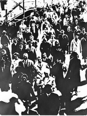 Experimentelle Fotografie von Germin 1972. Verfremdung einer Aufnahme einer Menschenmenge
