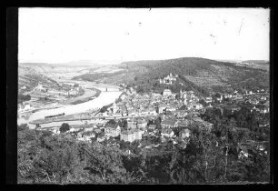 Blick auf Wertheim mit Altstadt, Mainspitze, Burg, Mainbrücke und Maintal entlang Richtung Urphar