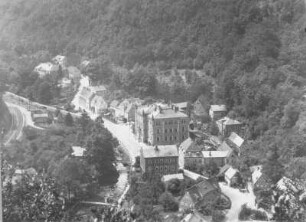 Tharandt. Pienner Straße mit Forstakademie (Nr. 8). Blick nach Westen