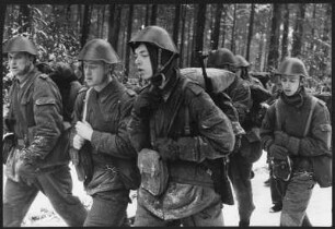 Soldaten bei der Abschlussübung in der Grundausbildung der NVA