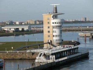 Lotsenturm und Hafen Cuxhaven