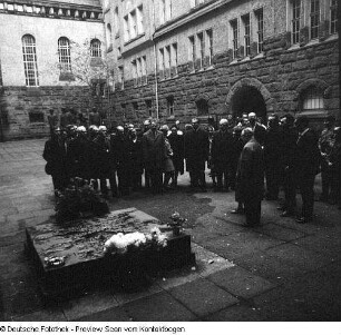 Georgische Kulturtage?, Delegation in der Gedenkstätte im Georg-Schumann-Bau der Technischen Hochschule