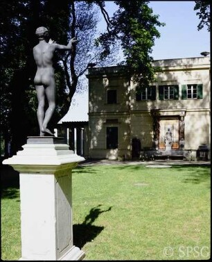 Berlin, Schlosspark Glienicke, Blick auf den betenden Knaben und das Casino.