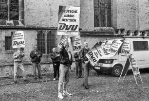 Bielefeld, Fußgängerzone Klosterplatz. Wahlkampfauftritt der rechtsextremen Partei DVU zur Europawahl