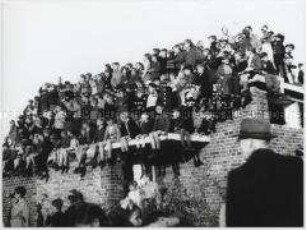 Menschen beobachten die Flugzeuge der Luftbrücke während der Berlin-Blockade