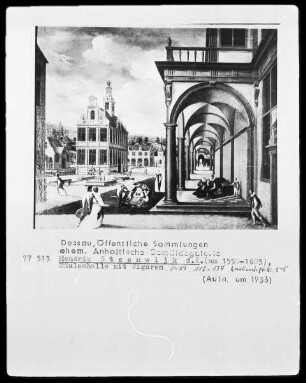 Säulenhalle mit Figuren