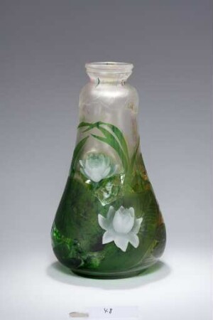 Vase mit Wasserpflanzen