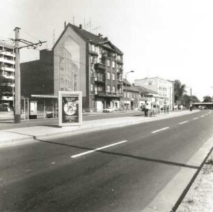 Cottbus, Straße der Jugend 138/140. Wohn-und Geschäftshäuser. Straßenansicht von Südost