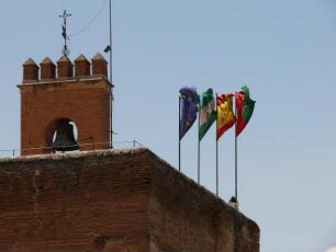 Alhambra: auf der westlichen Festung Alcazaba von 1238 wehen neben dem Glockturm Fahnen Andalusiens, Spaniens, Granadas und der EU